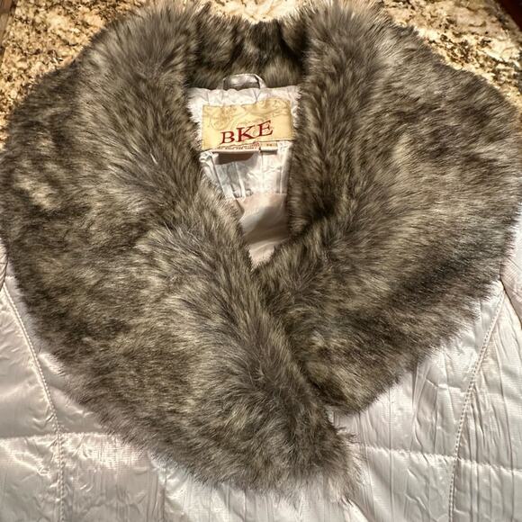 BKE Women’s Medium Double Breasted Pearl White Coat Faux Fur Collar Snap Close - Picture 7 of 10
